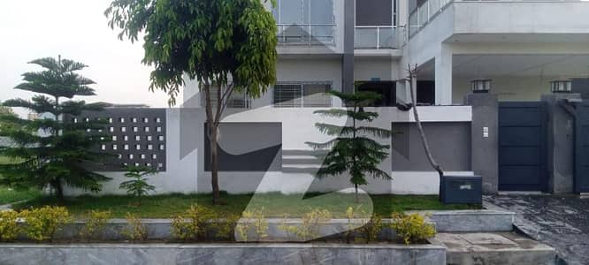 فیصل ٹاؤن - ایف ۔ 18 اسلام آباد میں 6 کمروں کا 1 کنال مکان 2.5 لاکھ میں کرایہ پر دستیاب ہے۔