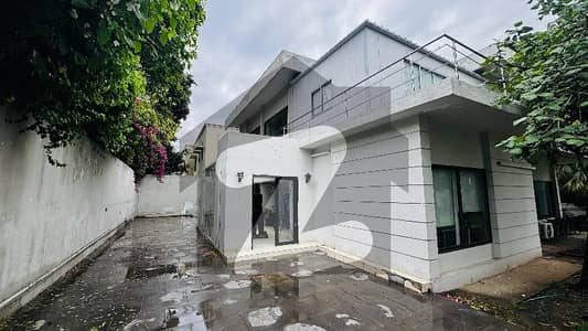 ایف ۔ 8 اسلام آباد میں 4 کمروں کا 2 کنال مکان 7.5 لاکھ میں کرایہ پر دستیاب ہے۔