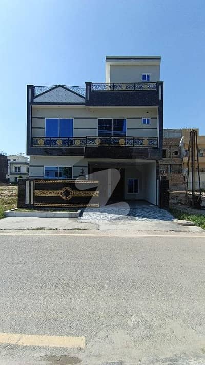 فیصل ٹاؤن فیز 1 فیصل ٹاؤن - ایف ۔ 18,اسلام آباد میں 8 کمروں کا 8 مرلہ مکان 3.95 کروڑ میں برائے فروخت۔