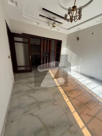 فضائیہ ہاؤسنگ سکیم فیز 1 فضائیہ ہاؤسنگ سکیم,لاہور میں 5 کمروں کا 10 مرلہ مکان 1.7 لاکھ میں کرایہ پر دستیاب ہے۔