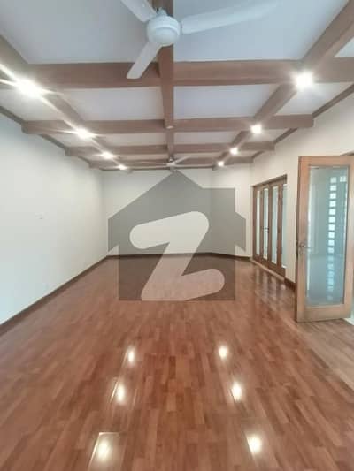 گلبرگ لاہور میں 7 مرلہ Studio دکان 18.0 لاکھ میں کرایہ پر دستیاب ہے۔