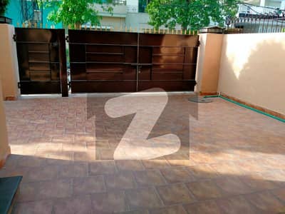 ڈی ایچ اے فیز 4 ڈیفنس (ڈی ایچ اے),لاہور میں 4 کمروں کا 10 مرلہ مکان 1.5 لاکھ میں کرایہ پر دستیاب ہے۔