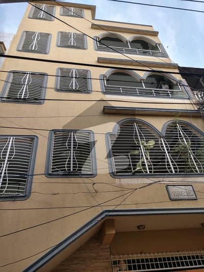 فیڈرل بی ایریا ۔ بلاک 19 فیڈرل بی ایریا,کراچی میں 8 کمروں کا 5 مرلہ مکان 4.1 کروڑ میں برائے فروخت۔