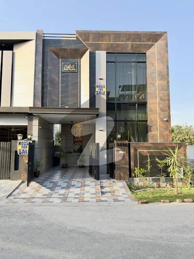 ڈی ایچ اے 9 ٹاؤن ڈیفنس (ڈی ایچ اے),لاہور میں 3 کمروں کا 5 مرلہ مکان 2.75 کروڑ میں برائے فروخت۔