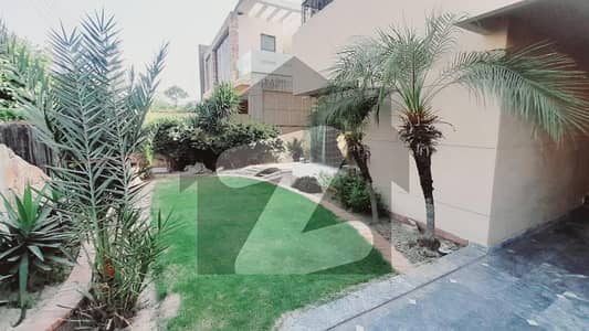 ڈی ایچ اے فیز 4 ڈیفنس (ڈی ایچ اے),لاہور میں 5 کمروں کا 1 کنال مکان 6.9 کروڑ میں برائے فروخت۔