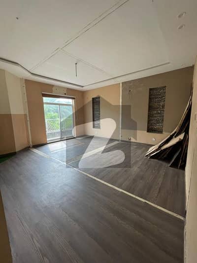 10 Marla Beautiful House Hot Location