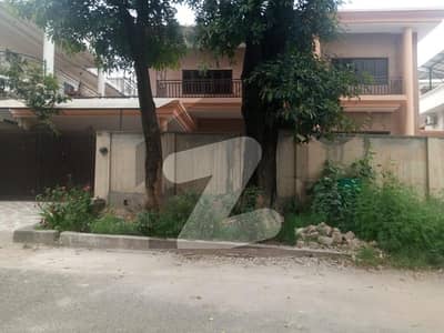 آئی ۔ 8 اسلام آباد میں 6 کمروں کا 1 کنال مکان 3.9 لاکھ میں کرایہ پر دستیاب ہے۔