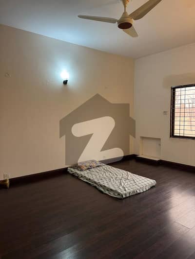 ڈی ایچ اے فیز 3 - بلاک ڈبلیو فیز 3,ڈیفنس (ڈی ایچ اے),لاہور میں 5 کمروں کا 10 مرلہ مکان 5.1 کروڑ میں برائے فروخت۔