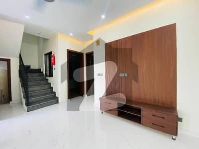 ڈی ایچ اے ڈیفینس فیز 2 ڈی ایچ اے ڈیفینس,اسلام آباد میں 5 کمروں کا 10 مرلہ مکان 1.8 لاکھ میں کرایہ پر دستیاب ہے۔