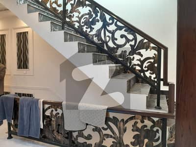 کیولری ایکسٹینشن لاہور میں 4 کمروں کا 5 مرلہ مکان 3.15 کروڑ میں برائے فروخت۔