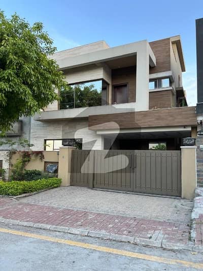 بحریہ ٹاؤن فیز 8 بحریہ ٹاؤن راولپنڈی,راولپنڈی میں 5 کمروں کا 10 مرلہ مکان 4.15 کروڑ میں برائے فروخت۔