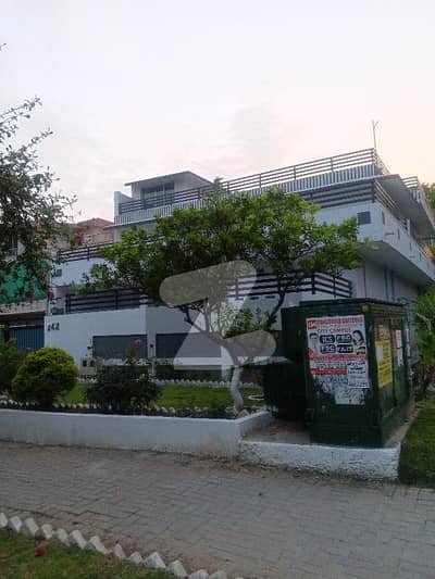 G9/1 Man double road corner House for sale