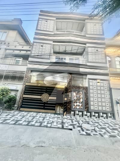 جوہر ٹاؤن فیز 2 جوہر ٹاؤن,لاہور میں 6 کمروں کا 5 مرلہ مکان 3.5 کروڑ میں برائے فروخت۔