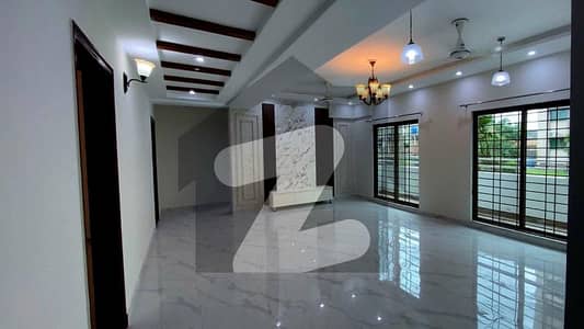 10 Marla 3 Bedrooms Investor Price Flat For Sale.