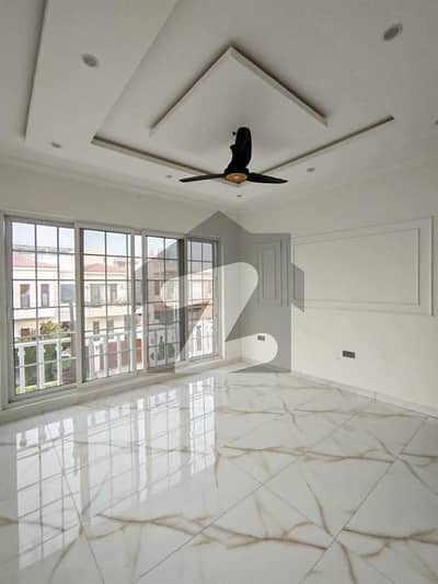 ڈی ایچ اے فیز 8 ڈی ایچ اے ڈیفینس,کراچی میں 3 کمروں کا 1 کنال بالائی پورشن 3.5 لاکھ میں کرایہ پر دستیاب ہے۔