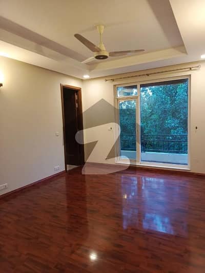 ایف ۔ 11/3 ایف ۔ 11,اسلام آباد میں 4 کمروں کا 2 کنال مکان 12.5 لاکھ میں کرایہ پر دستیاب ہے۔