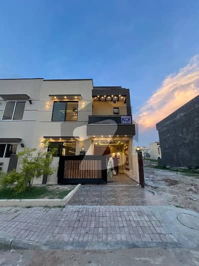 بحریہ ٹاؤن فیز 8 بحریہ ٹاؤن راولپنڈی,راولپنڈی میں 4 کمروں کا 5 مرلہ مکان 2.4 کروڑ میں برائے فروخت۔