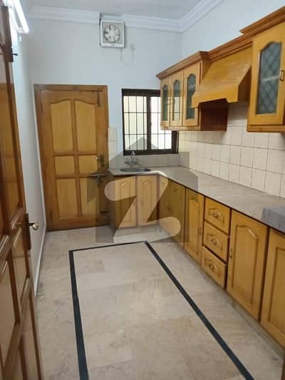 پی ڈبلیو ڈی ہاؤسنگ سکیم اسلام آباد میں 4 کمروں کا 10 مرلہ مکان 1.3 لاکھ میں کرایہ پر دستیاب ہے۔