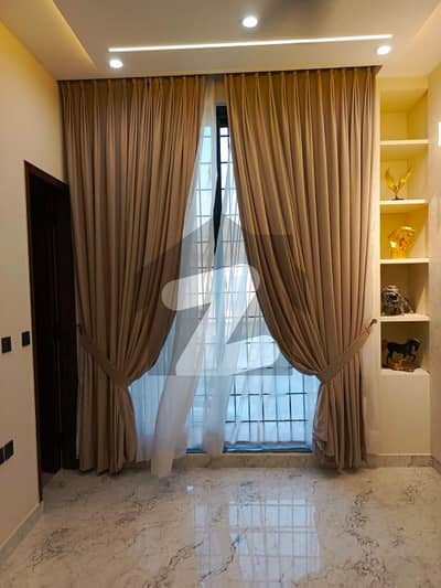 بحریہ ٹاؤن ۔ بلاک ڈی ڈی بحریہ ٹاؤن سیکٹرڈی,بحریہ ٹاؤن,لاہور میں 5 کمروں کا 10 مرلہ مکان 1.35 لاکھ میں کرایہ پر دستیاب ہے۔