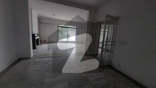 گلبرگ لاہور میں 1 کنال Studio عمارت 25.0 کروڑ میں برائے فروخت۔