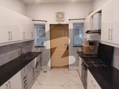 ڈی ایچ اے فیز 2 ڈیفنس (ڈی ایچ اے),لاہور میں 7 کمروں کا 2 کنال مکان 6.5 لاکھ میں کرایہ پر دستیاب ہے۔