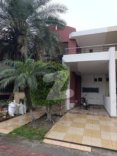 بحریہ ٹاؤن سفاری ولاز بحریہ ٹاؤن سیکٹر B,بحریہ ٹاؤن,لاہور میں 3 کمروں کا 8 مرلہ مکان 2.35 کروڑ میں برائے فروخت۔