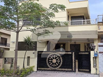 بحریہ ٹاؤن فیز 4 بحریہ ٹاؤن راولپنڈی,راولپنڈی میں 6 کمروں کا 10 مرلہ مکان 5.25 کروڑ میں برائے فروخت۔