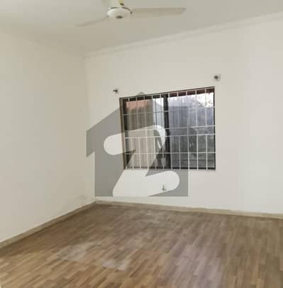 ایچ ۔ 13 اسلام آباد میں 1 کمرے کا 3 مرلہ فلیٹ 44.0 لاکھ میں برائے فروخت۔