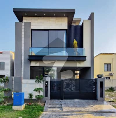 ڈی ایچ اے 9 ٹاؤن ڈیفنس (ڈی ایچ اے),لاہور میں 3 کمروں کا 5 مرلہ مکان 2.45 کروڑ میں برائے فروخت۔