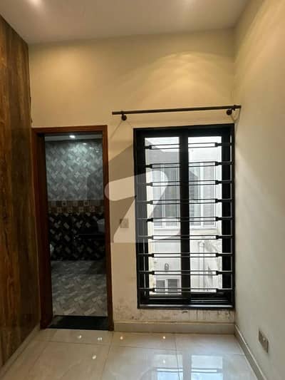 بحریہ ٹاؤن جینیپر بلاک بحریہ ٹاؤن سیکٹر سی,بحریہ ٹاؤن,لاہور میں 2 کمروں کا 10 مرلہ زیریں پورشن 65.0 ہزار میں کرایہ پر دستیاب ہے۔