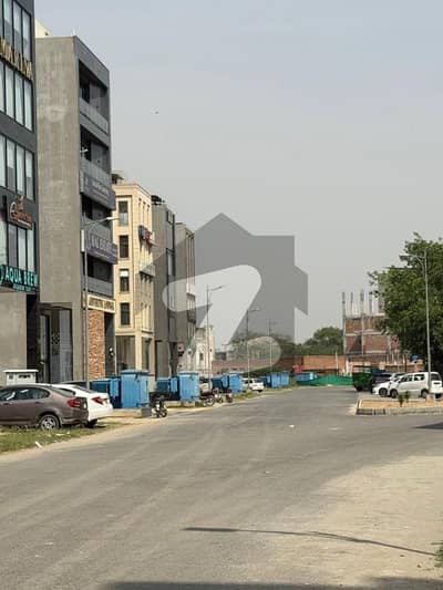 ڈی ایچ اے فیز 8 ڈیفنس (ڈی ایچ اے),لاہور میں 4 مرلہ Studio عمارت 10.5 کروڑ میں برائے فروخت۔