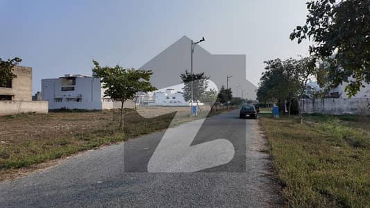 ڈی ایچ اے فیز 8 - بلاک وی فیز 8,ڈیفنس (ڈی ایچ اے),لاہور میں 1 کنال رہائشی پلاٹ 4.5 کروڑ میں برائے فروخت۔