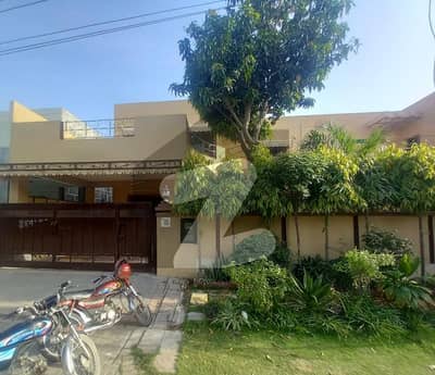 عسکری 10 - سیکٹر اے عسکری 10,عسکری,لاہور میں 4 کمروں کا 12 مرلہ مکان 1.75 لاکھ میں کرایہ پر دستیاب ہے۔