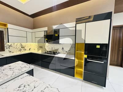 ڈی ایچ اے فیز 8 ڈی ایچ اے ڈیفینس,کراچی میں 8 کمروں کا 1 کنال مکان 22.5 کروڑ میں برائے فروخت۔