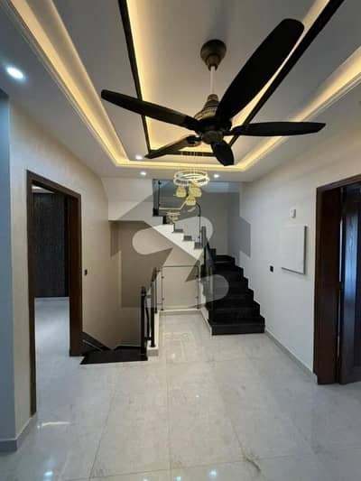 لیک سٹی رائیونڈ روڈ,لاہور میں 4 کمروں کا 5 مرلہ مکان 3.3 کروڑ میں برائے فروخت۔