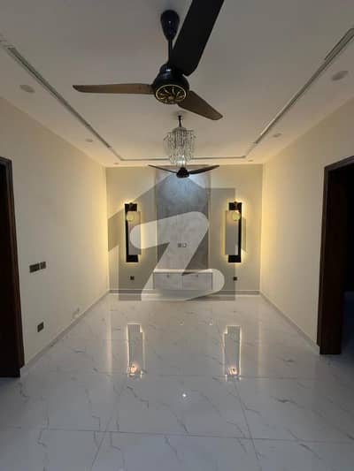 لیک سٹی رائیونڈ روڈ,لاہور میں 4 کمروں کا 5 مرلہ مکان 3.1 کروڑ میں برائے فروخت۔