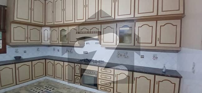 علامہ اقبال ٹاؤن لاہور میں 5 کمروں کا 11 مرلہ مکان 4.6 کروڑ میں برائے فروخت۔