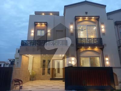 بحریہ ٹاؤن فیز 8 بحریہ ٹاؤن راولپنڈی,راولپنڈی میں 5 کمروں کا 7 مرلہ مکان 3.55 کروڑ میں برائے فروخت۔