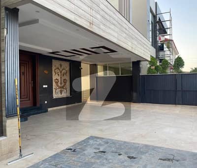 1 Kanal Modren 6 beds stunning bungalow for Rent phase 6 DHA Lahore