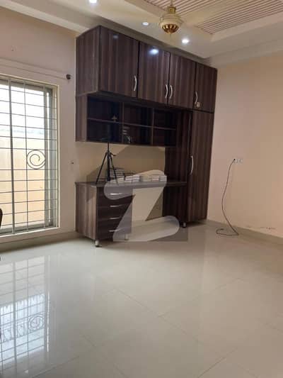 لیک سٹی رائیونڈ روڈ,لاہور میں 2 کمروں کا 10 مرلہ زیریں پورشن 75.0 ہزار میں کرایہ پر دستیاب ہے۔