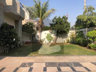 ڈی ایچ اے فیز 8 ڈی ایچ اے ڈیفینس,کراچی میں 6 کمروں کا 2 کنال مکان 25.5 کروڑ میں برائے فروخت۔