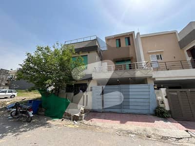 بحریہ ٹاؤن فیز 8 بحریہ ٹاؤن راولپنڈی,راولپنڈی میں 5 کمروں کا 7 مرلہ مکان 2.5 کروڑ میں برائے فروخت۔