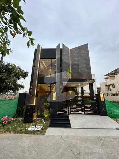 ڈی ایچ اے 9 ٹاؤن ڈیفنس (ڈی ایچ اے),لاہور میں 3 کمروں کا 5 مرلہ مکان 2.45 کروڑ میں برائے فروخت۔