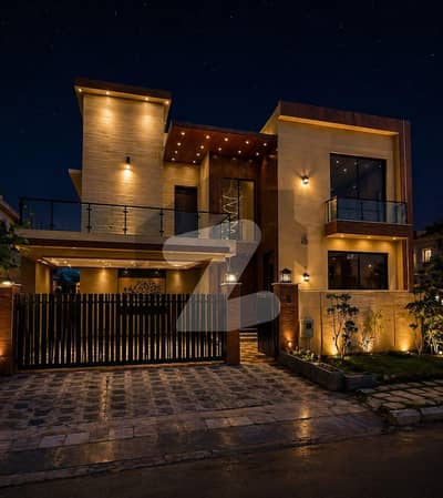 بحریہ ٹاؤن فیز 8 بحریہ ٹاؤن راولپنڈی,راولپنڈی میں 5 کمروں کا 15 مرلہ مکان 5.25 کروڑ میں برائے فروخت۔