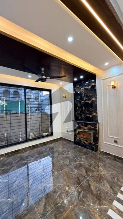 بحریہ ٹاؤن فیز 8 ۔ بلاک ایم بحریہ ٹاؤن فیز 8,بحریہ ٹاؤن راولپنڈی,راولپنڈی میں 3 کمروں کا 5 مرلہ مکان 1.92 کروڑ میں برائے فروخت۔