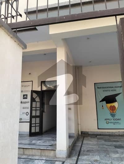 ماڈل ٹاؤن ملتان میں 6 کمروں کا 10 مرلہ مکان 1.25 لاکھ میں کرایہ پر دستیاب ہے۔