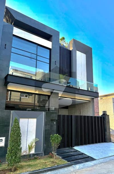 بحریہ ٹاؤن فیز 8 ۔ بلاک ایم بحریہ ٹاؤن فیز 8,بحریہ ٹاؤن راولپنڈی,راولپنڈی میں 4 کمروں کا 5 مرلہ مکان 1.92 کروڑ میں برائے فروخت۔