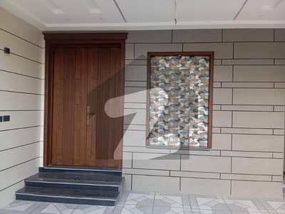 واپڈا سٹی فیصل آباد میں 4 کمروں کا 10 مرلہ مکان 3.75 کروڑ میں برائے فروخت۔