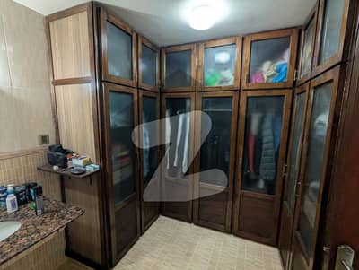 جوہر ٹاؤن لاہور میں 5 کمروں کا 12 مرلہ مکان 2.15 لاکھ میں کرایہ پر دستیاب ہے۔