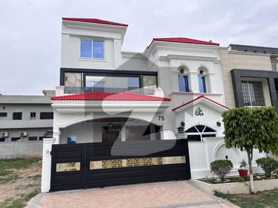 فیصل ٹاؤن - ایف ۔ 18 اسلام آباد میں 7 کمروں کا 10 مرلہ مکان 5.9 کروڑ میں برائے فروخت۔